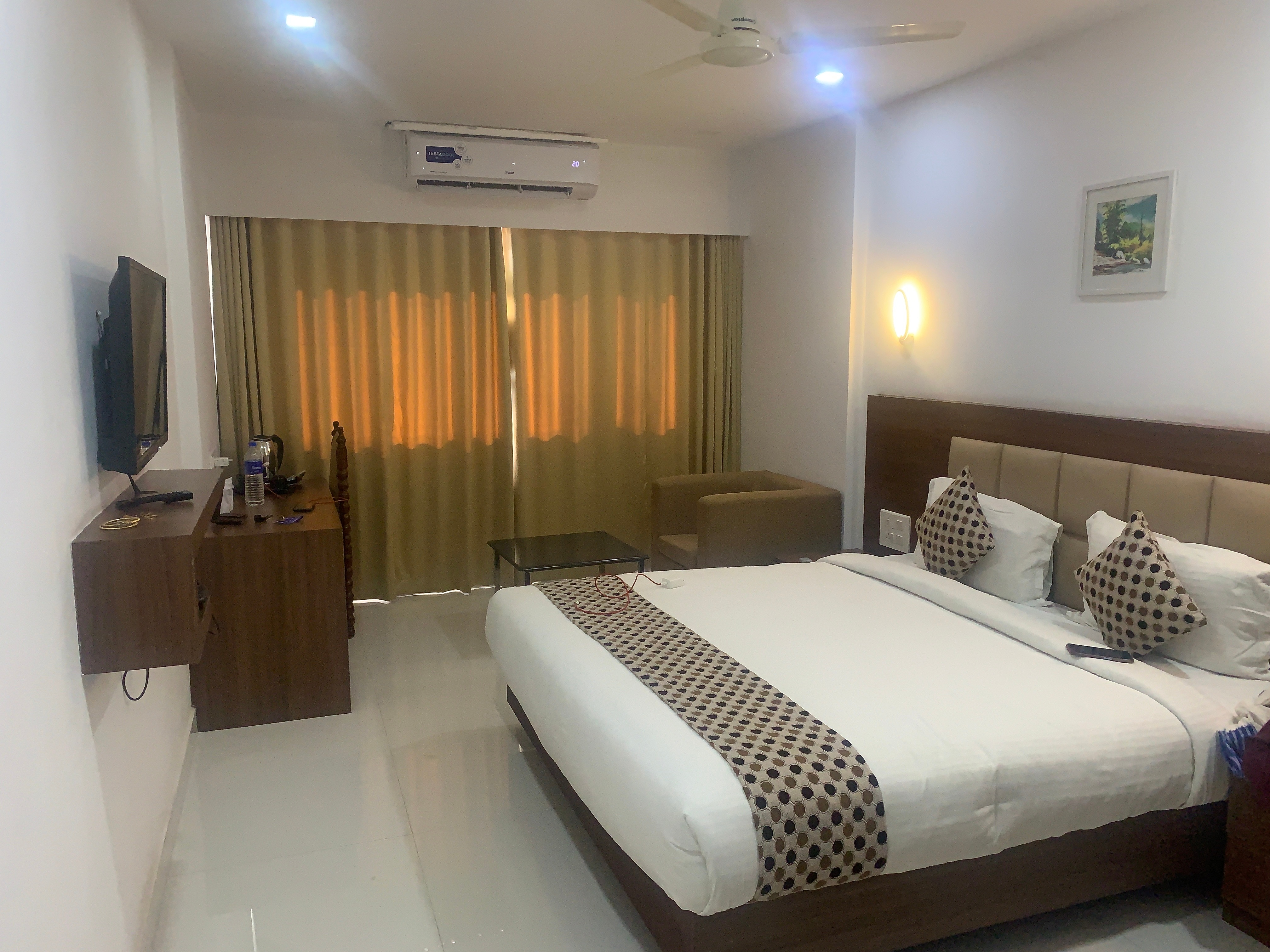 Luxury A/C Deluxe Room in Kunnamkulam Hotel
